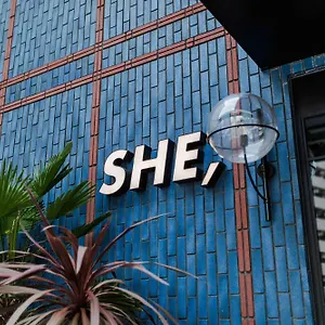 She, Hotel Ōsaka